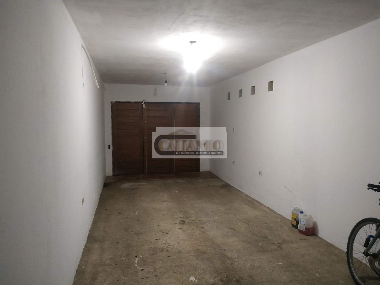 Casa 4 dormitorios Barrio Liceo 1era Seccion, antiguedad 15 Años, pileta, cochera doble
